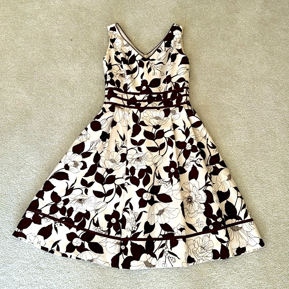 Chic and Floral: Dressbarn Size 6 Brown Round Dress